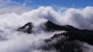 El Mar de Nubes con El Roque Nublo y El Teide al fondo en Gran Canaria.